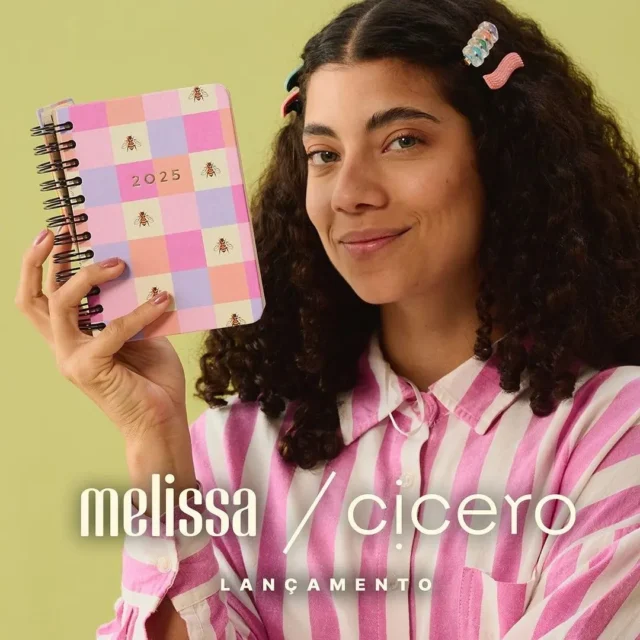 🌟 Lançamento Especial! 🌟

Estamos empolgados em anunciar a nova parceria da Cícero & Melissa! ✨ Prepare-se para se encantar com as novas estampas e cores que chegaram para transformar sua experiência de organização.

Apresentamos as irresistíveis Colmeia e Caminho das Abelhas, e agora, temos o prazer de revelar duas novidades adoráveis: Casa e Casinha de Abelhas. 🐝💛

São inúmeras opções para deixar sua rotina ainda mais estilosa e organizada. Venha se apaixonar por cada detalhe e eleve sua papelaria a um novo nível! 🌸✨

#grafipel #cicero2024 #papelaria #melissa